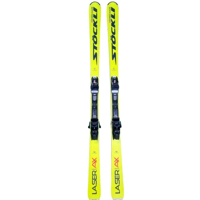 Stöckli Laser AX Skier – Blick auf die komplette Skilänge mit Bindung.