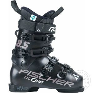 Fischer RC One 8.5 Black WS Skischuh – Detailansicht der Schließe und des Schafts.
