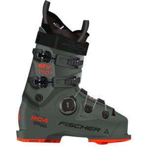 Fischer RC 90 Black Skischuh, seitliche Ansicht, schwarzes Design mit Bindung.