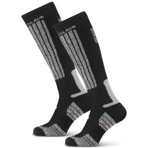 PB040115-1 Sportsocken: Paar gestreifte schwarze Socken auf weißem Hintergrund.